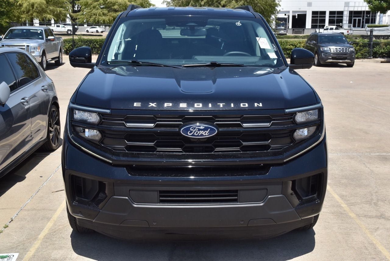 Certified 2025 Ford Expedition Active AWD/4WD image 3