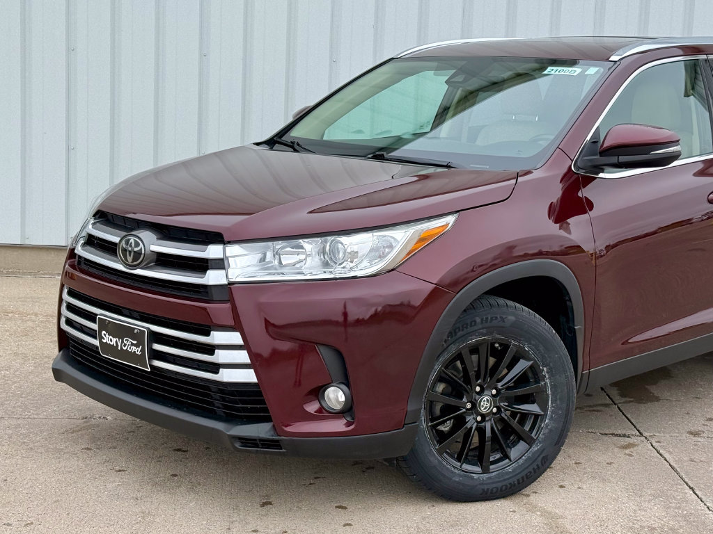 Used 2019 Toyota Highlander XLE AWD/4WD image 2