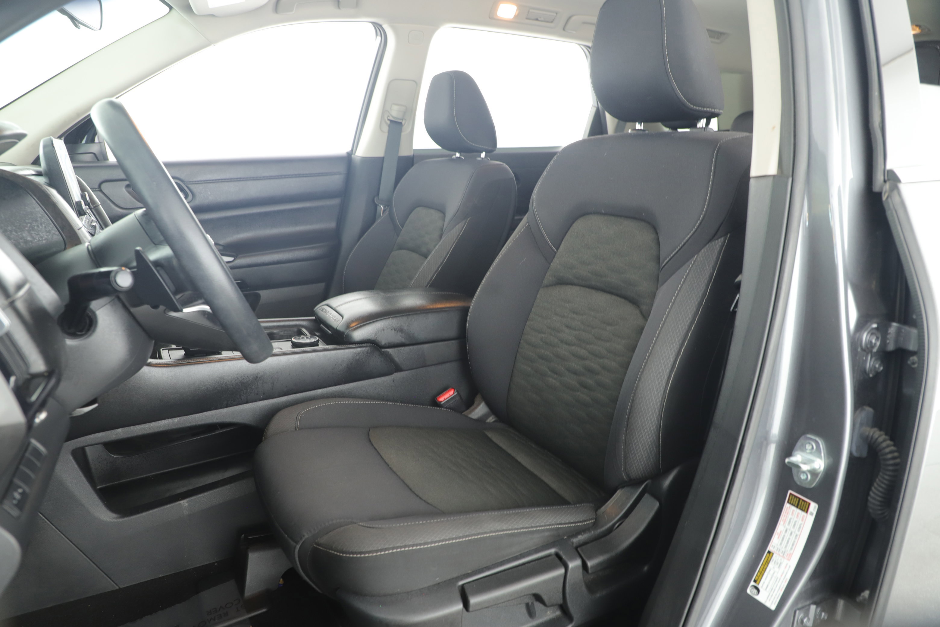 Used 2023 Nissan Pathfinder S image 12