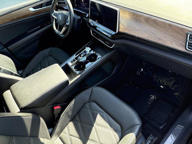 Used 2024 Volkswagen Atlas SE w/ Panoramic Sunroof Package FWD image 16
