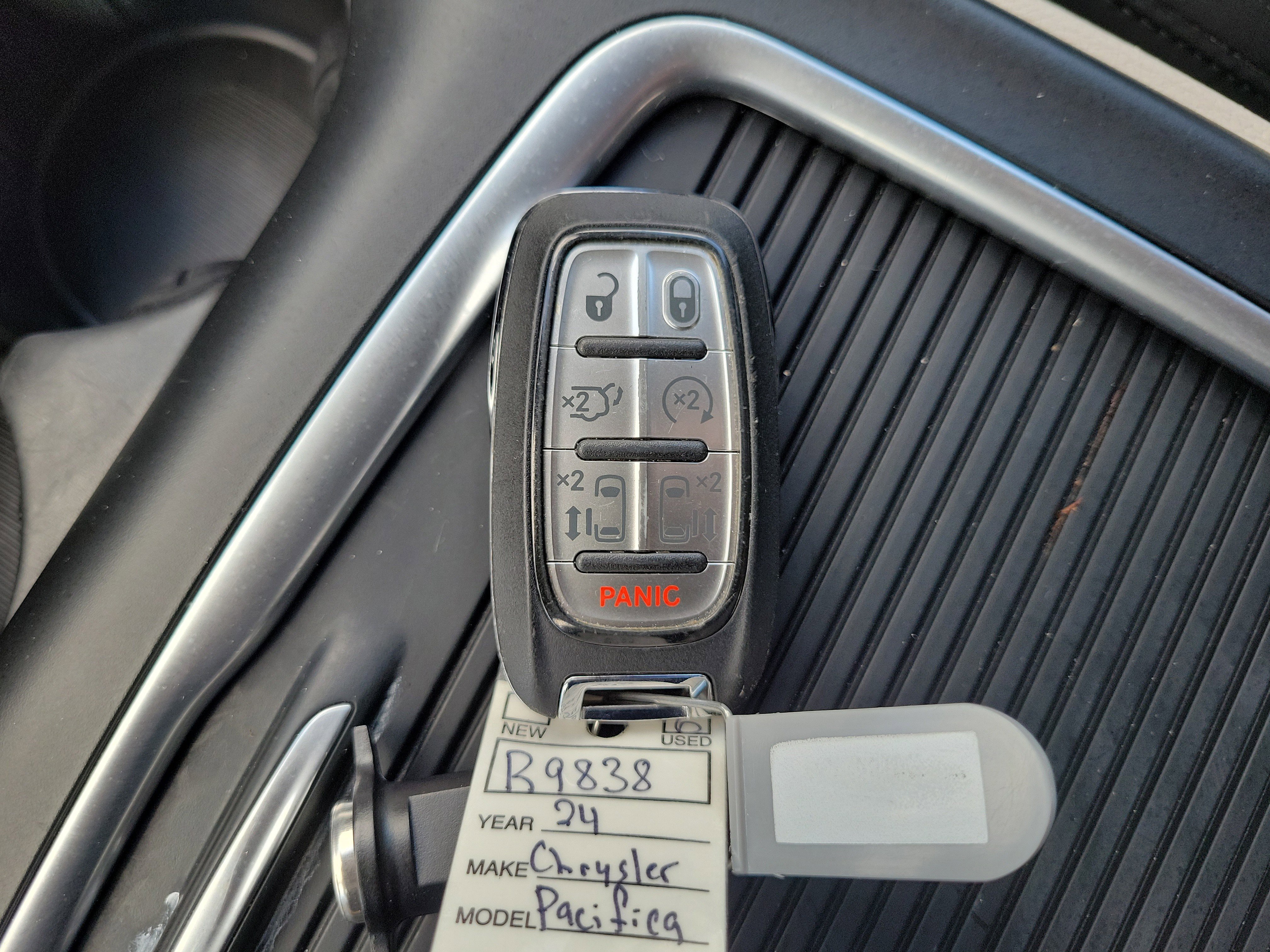 Used 2024 Chrysler Pacifica Touring-L FWD image 29