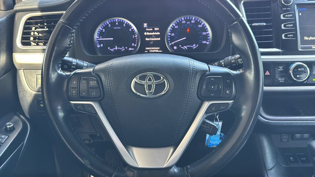 Used 2018 Toyota Highlander Plus w/ Carpet Mat Package (TMS) FWD image 10