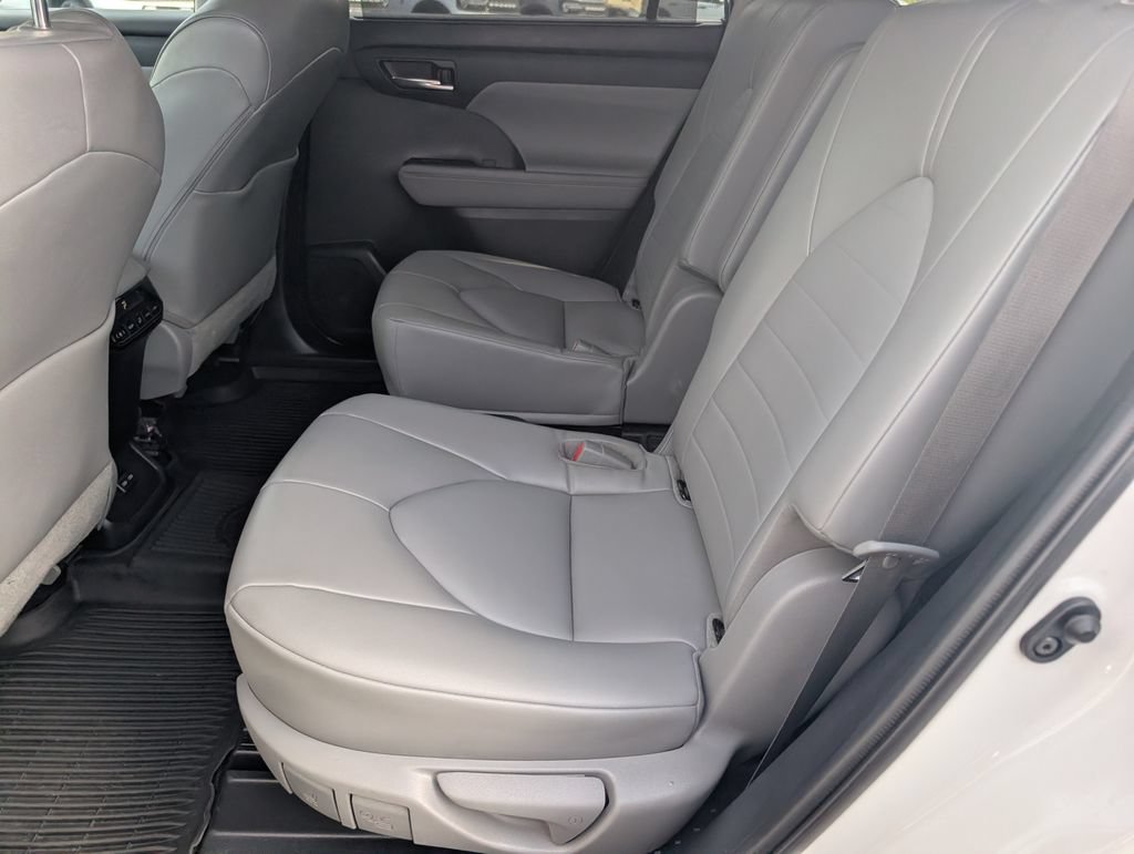 Used 2022 Toyota Highlander XLE FWD image 13