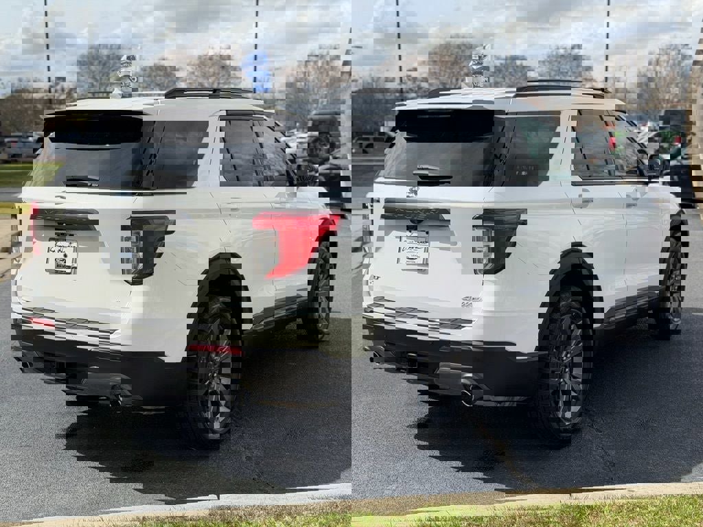 Certified 2022 Ford Explorer XLT w/ Equipment Group 202A image 4