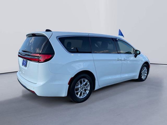 Used 2023 Chrysler Pacifica Touring-L FWD image 5