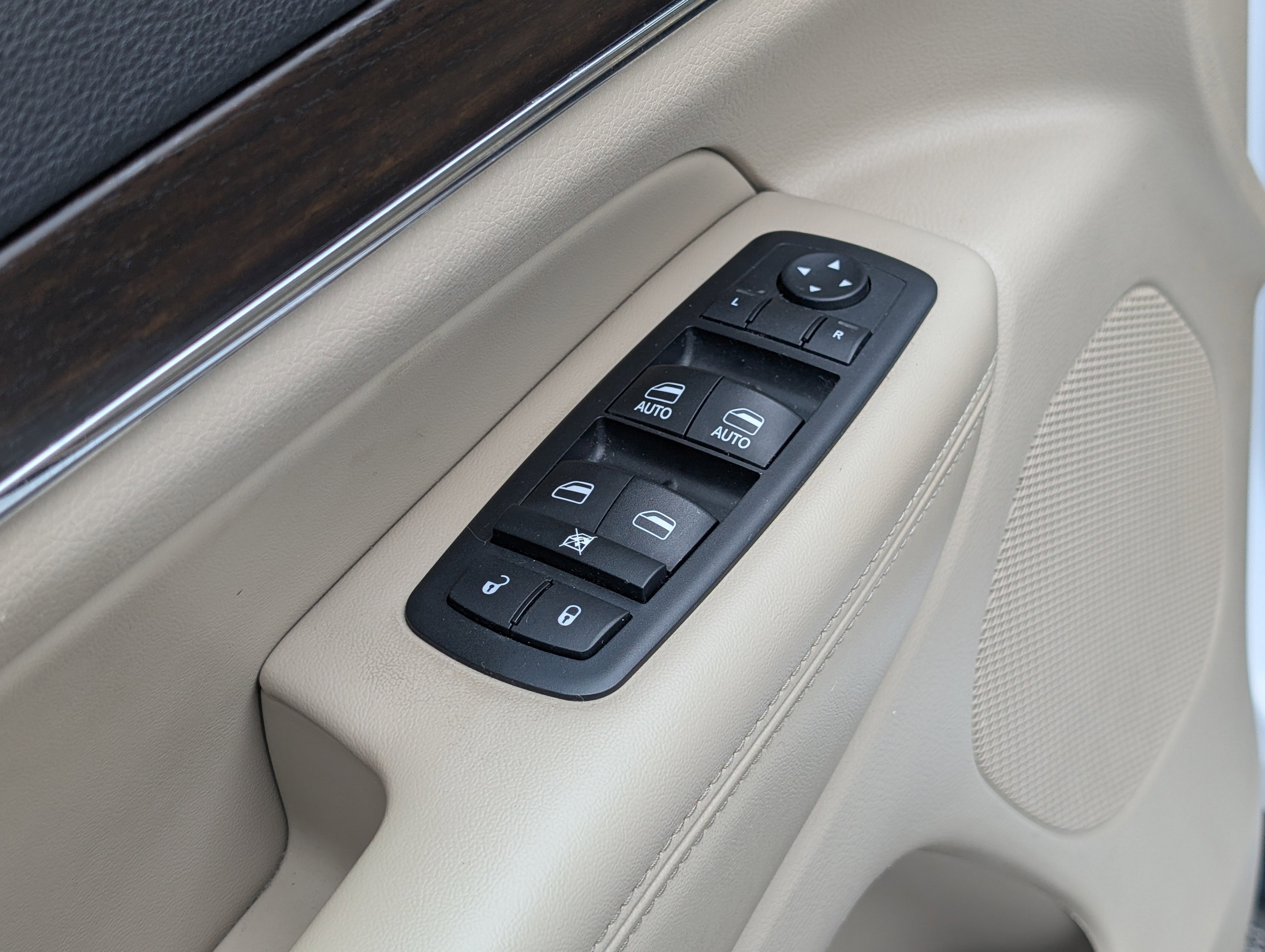 Used 2017 Jeep Grand Cherokee Limited image 22