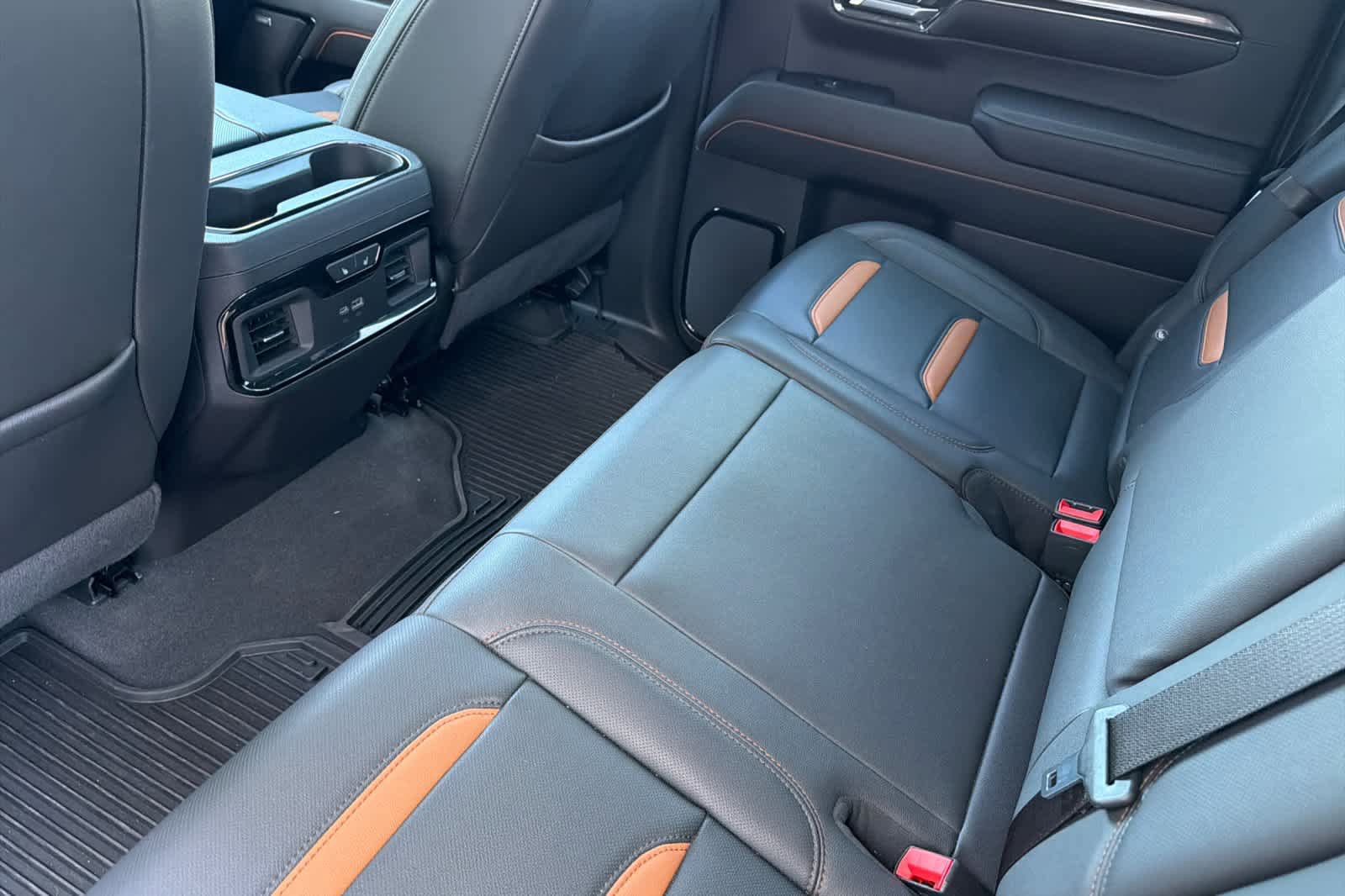 Used 2024 GMC Sierra 1500 AT4 w/ Technology Package AWD/4WD image 4