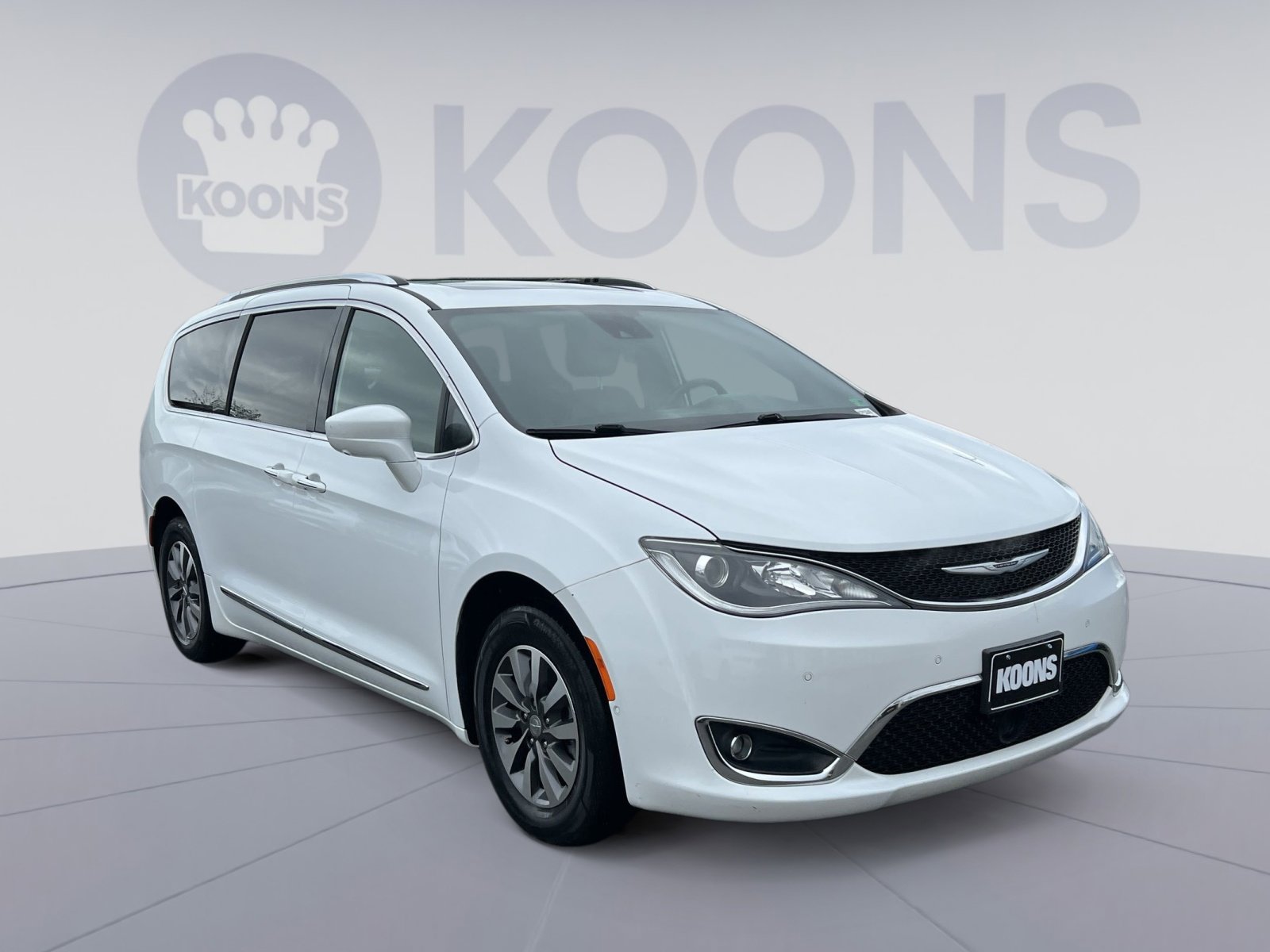 Used 2020 Chrysler Pacifica Touring-L FWD image 2