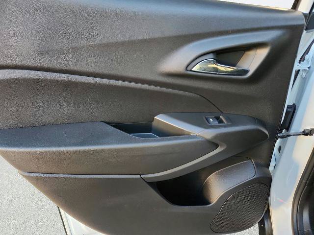 Used 2025 Chevrolet Trax RS w/ Sunroof Package FWD image 21