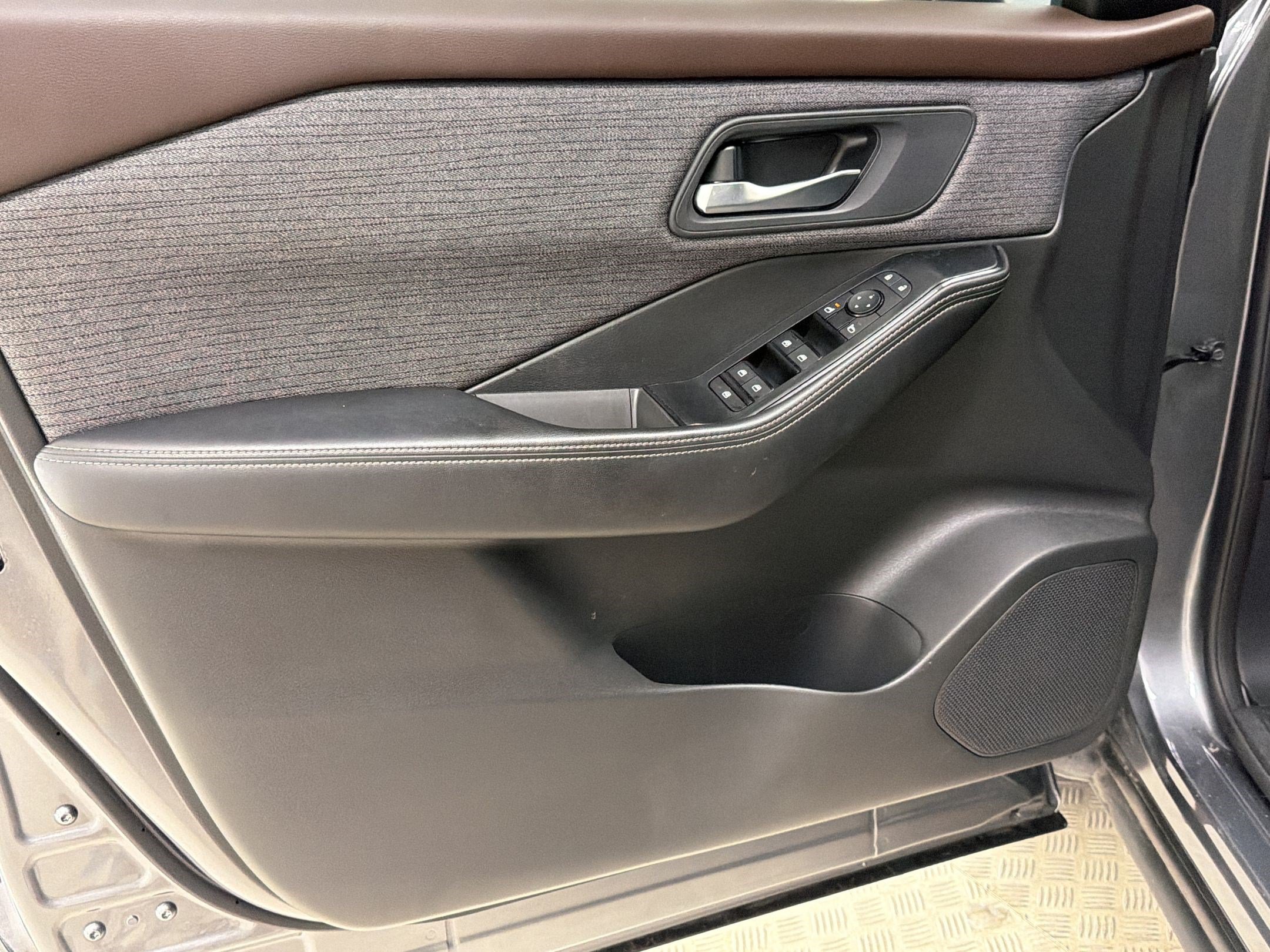 Used 2023 Nissan Rogue SV FWD image 14
