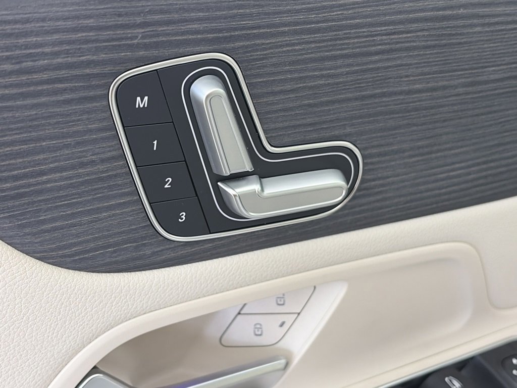 Used 2023 Mercedes-Benz EQB 300 4MATIC image 25