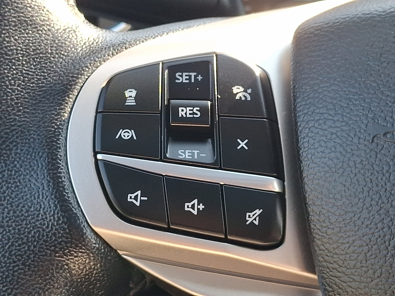Certified 2022 Ford Explorer XLT w/ Equipment Group 202A AWD/4WD image 23