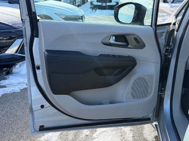 Used 2024 Chrysler Pacifica Touring-L FWD image 10