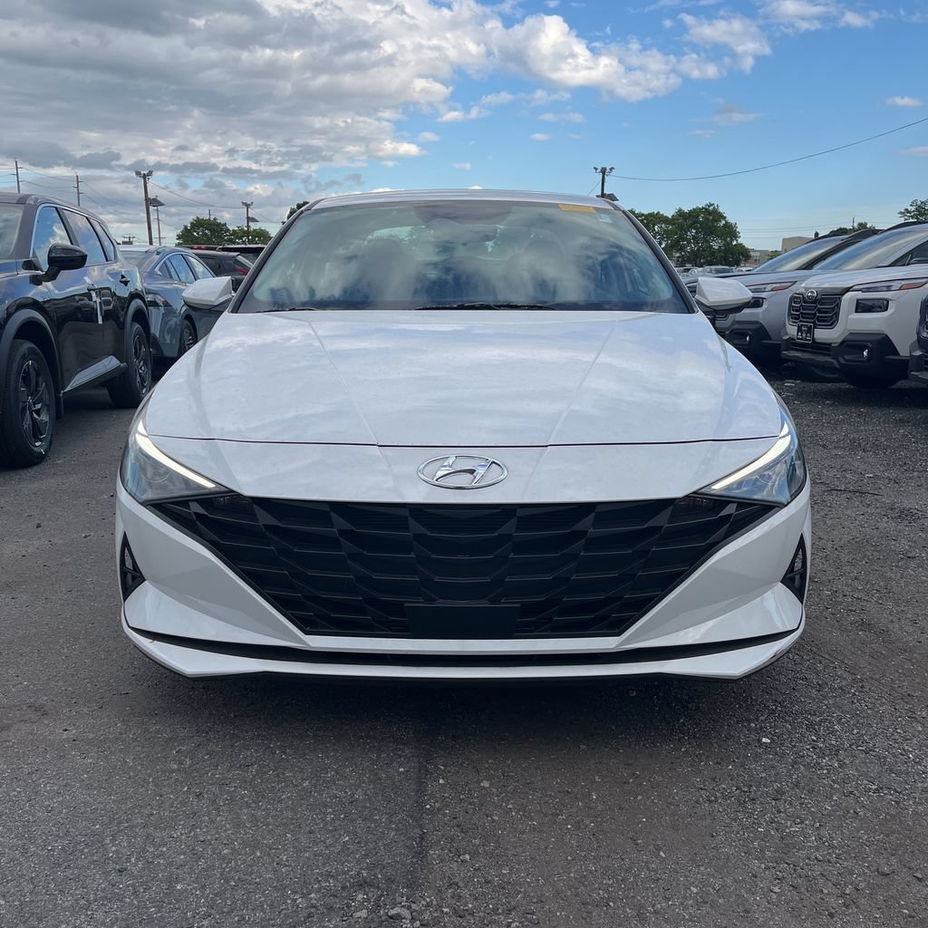 Used 2023 Hyundai Elantra SEL w/ Convenience Package FWD image 2