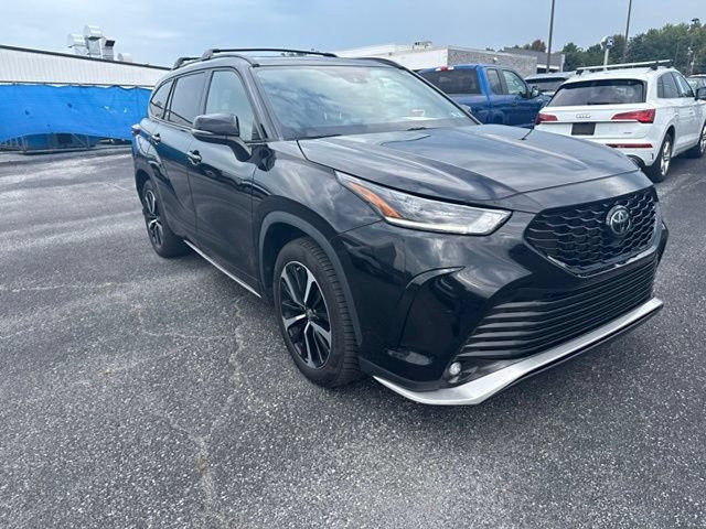 Used 2022 Toyota Highlander XSE AWD/4WD image 3