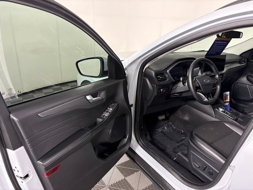Certified 2025 Ford Escape SE FWD image 12