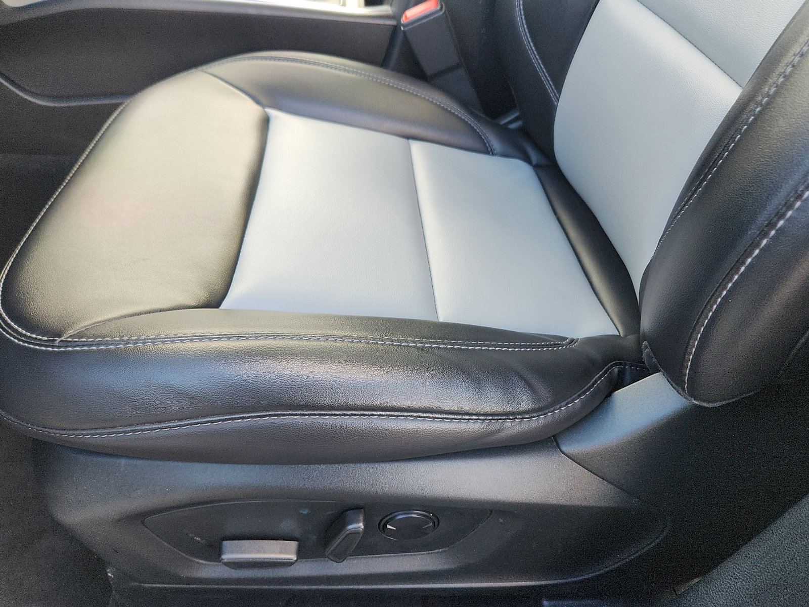 Certified 2023 Ford Explorer XLT w/ Equipment Group 202A image 24