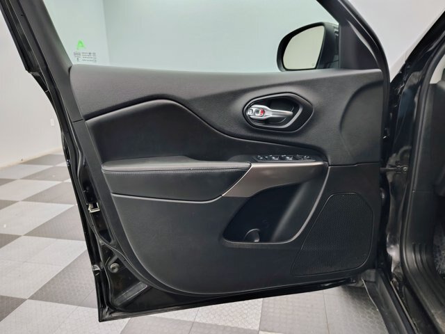 Used 2019 Jeep Cherokee Latitude w/ Cold Weather Group AWD/4WD image 17