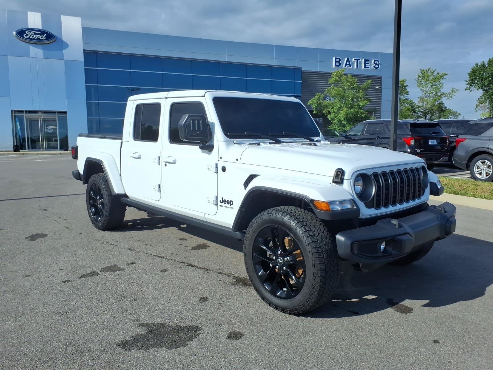 Used 2025 Jeep Gladiator Sport AWD/4WD image 1
