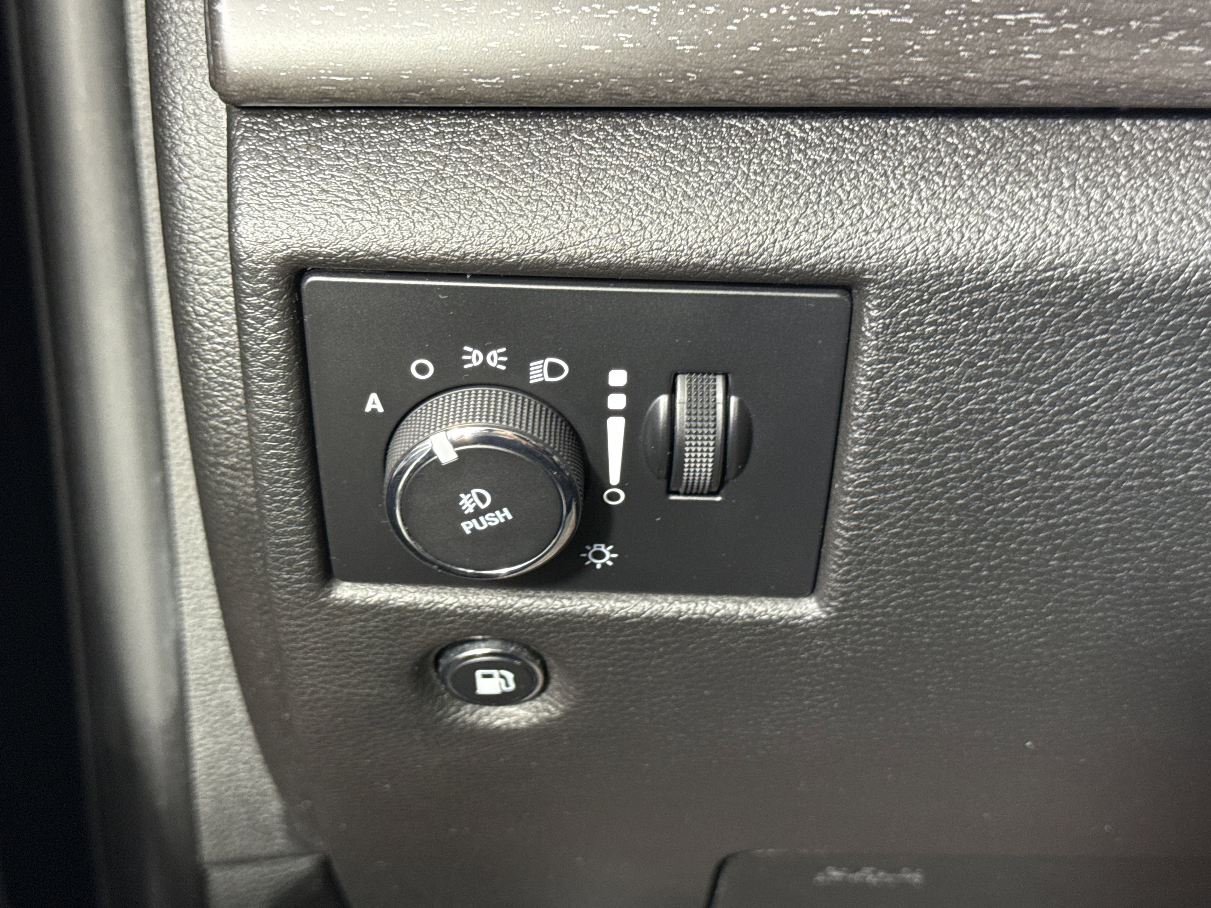 Used 2018 Jeep Grand Cherokee Altitude image 23