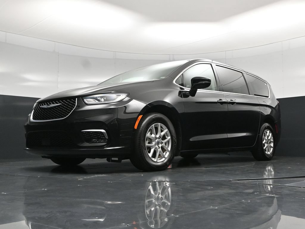 Used 2024 Chrysler Pacifica Touring-L FWD image 56