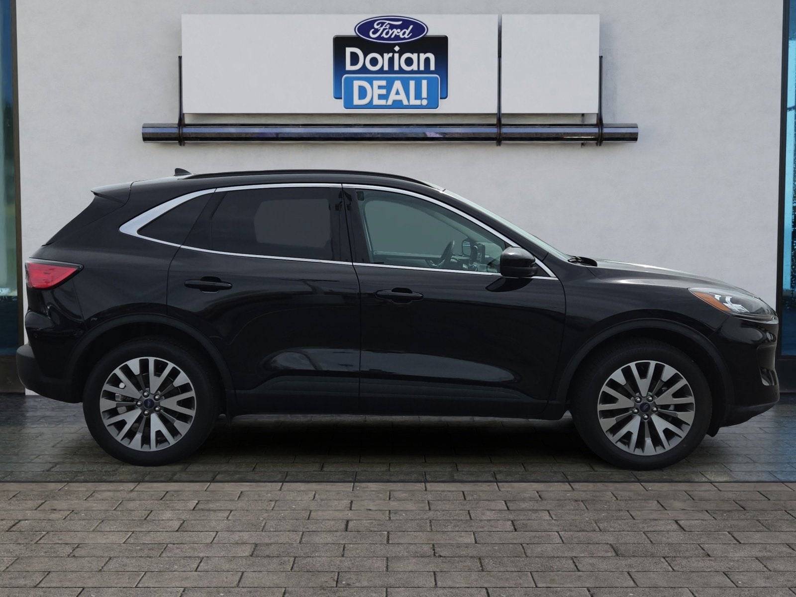 Certified 2022 Ford Escape Titanium w/ Class II Trailer Tow Package AWD/4WD image 2