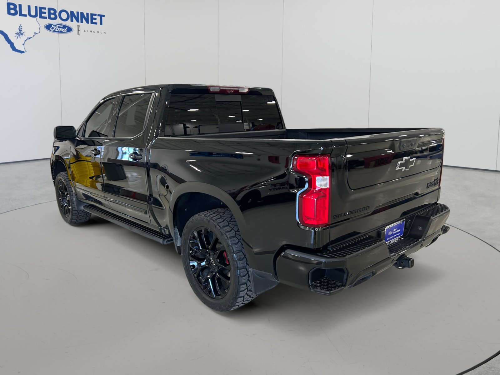 Used 2025 Chevrolet Silverado 1500 High Country w/ High Country Premium Package AWD/4WD image 7