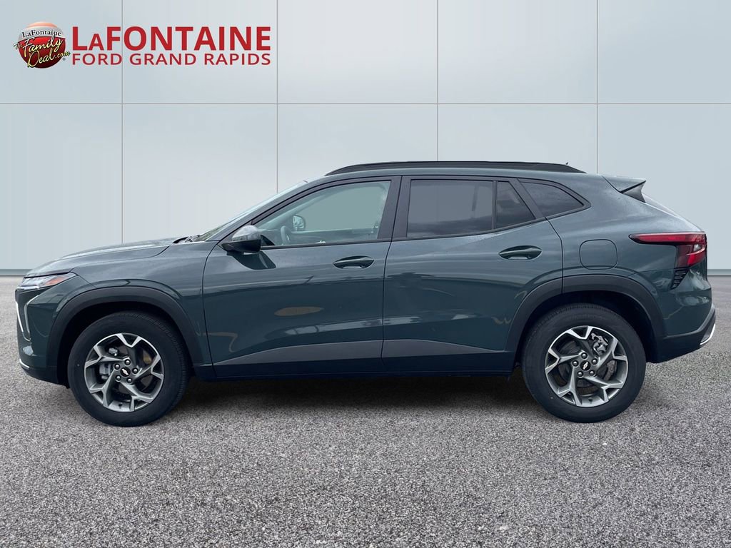 Used 2025 Chevrolet Trax LT FWD image 4