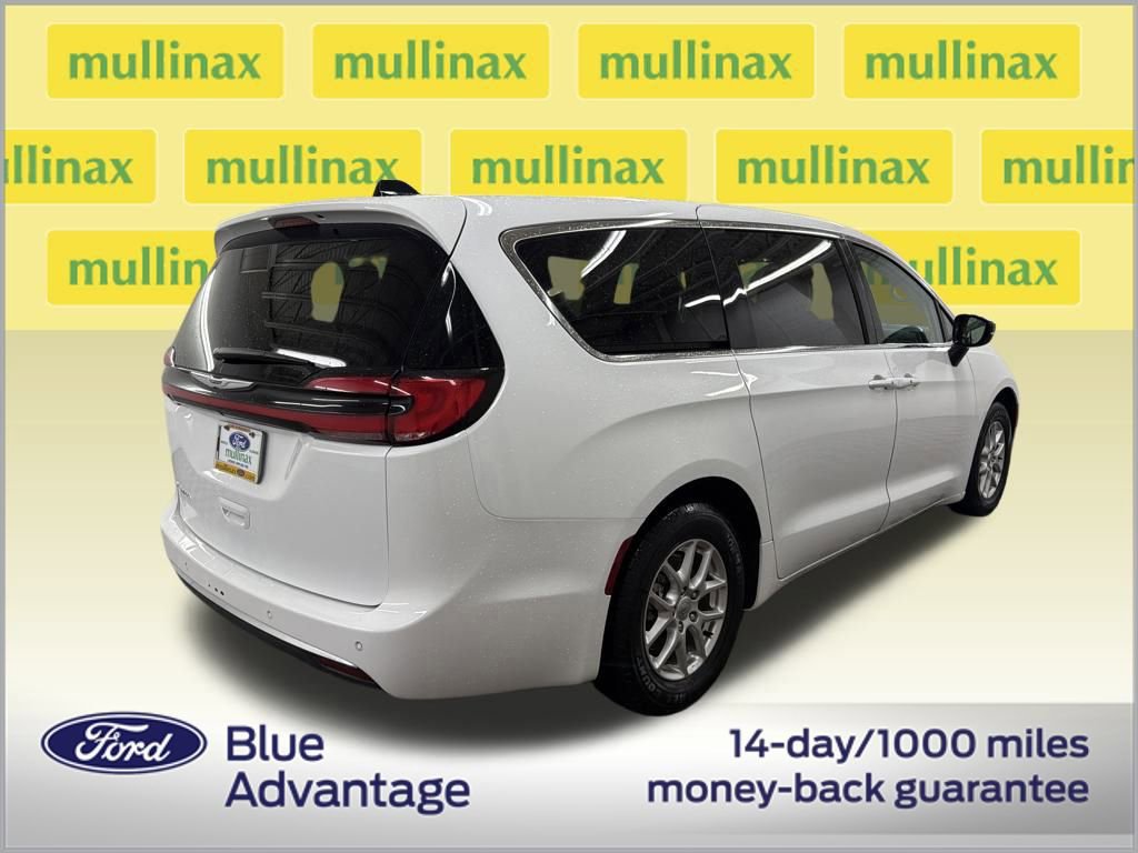 Used 2024 Chrysler Pacifica Touring-L image 3