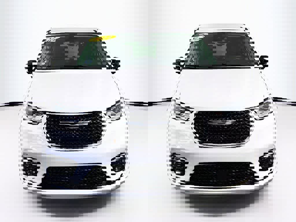 Used 2024 Chrysler Pacifica Touring-L image 6