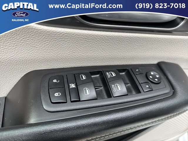 Used 2024 Chrysler Pacifica Touring-L FWD image 20