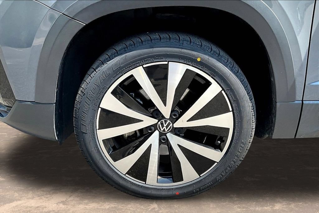 Used 2022 Volkswagen Taos SE w/ Panoramic Sunroof Package FWD image 34