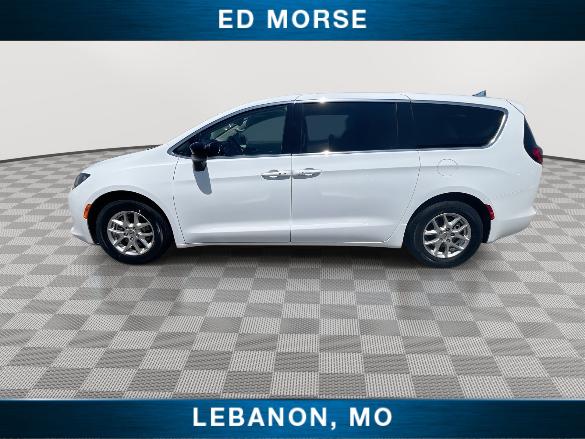 Used 2024 Chrysler Voyager LX FWD image 5