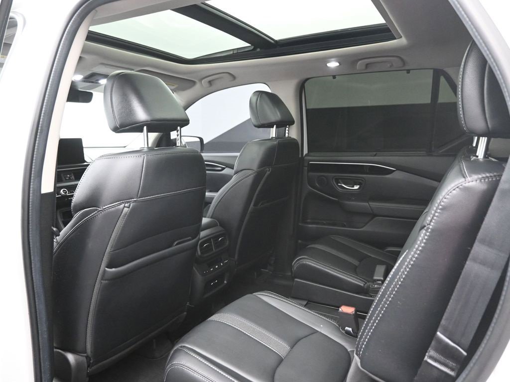 Used 2024 Honda Pilot Touring image 2