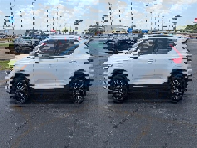 Used 2023 Volvo XC40 B5 Core image 2