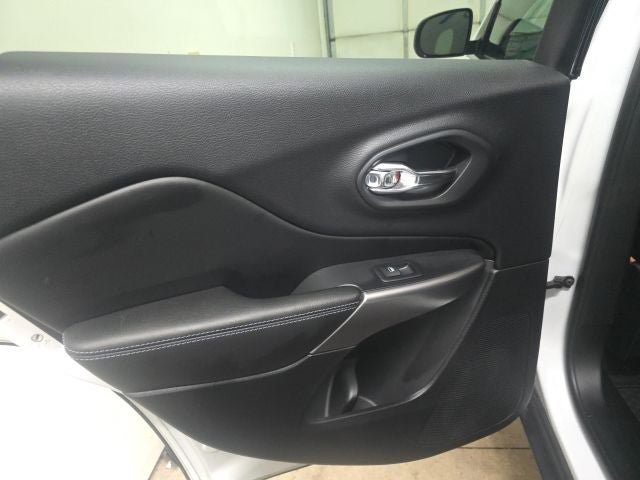 Used 2019 Jeep Cherokee Latitude Plus w/ Cold Weather Group AWD/4WD image 15