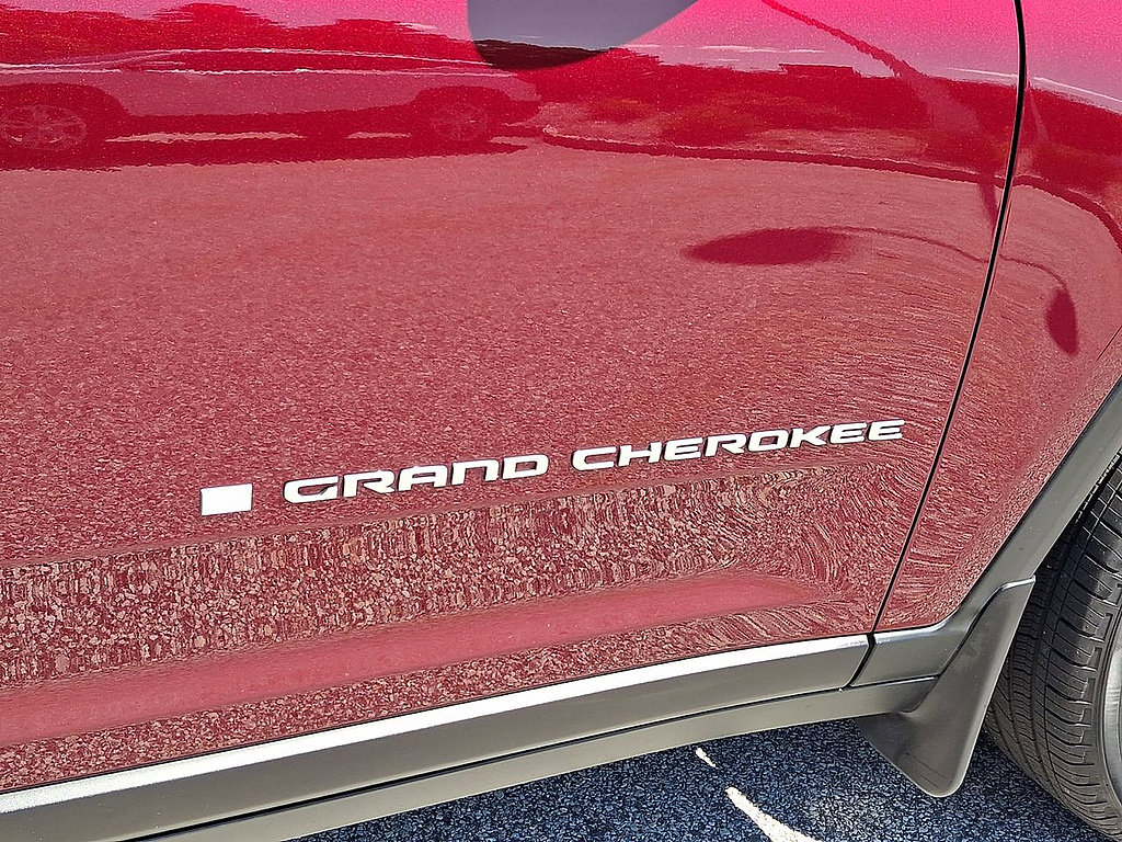 Used 2025 Jeep Grand Cherokee Laredo X w/ Luxury Tech Group I AWD/4WD image 24