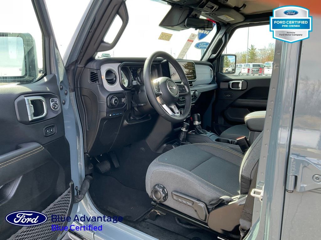 Used 2025 Jeep Wrangler Unlimited Sahara AWD/4WD image 17