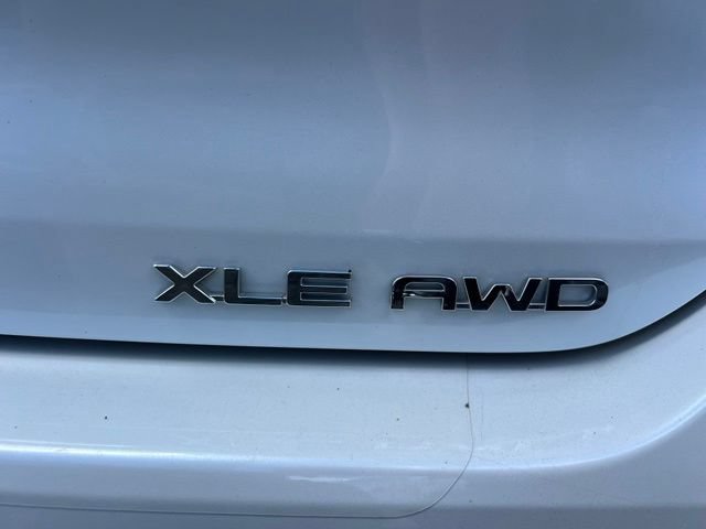 Used 2022 Toyota Highlander XLE AWD/4WD image 12