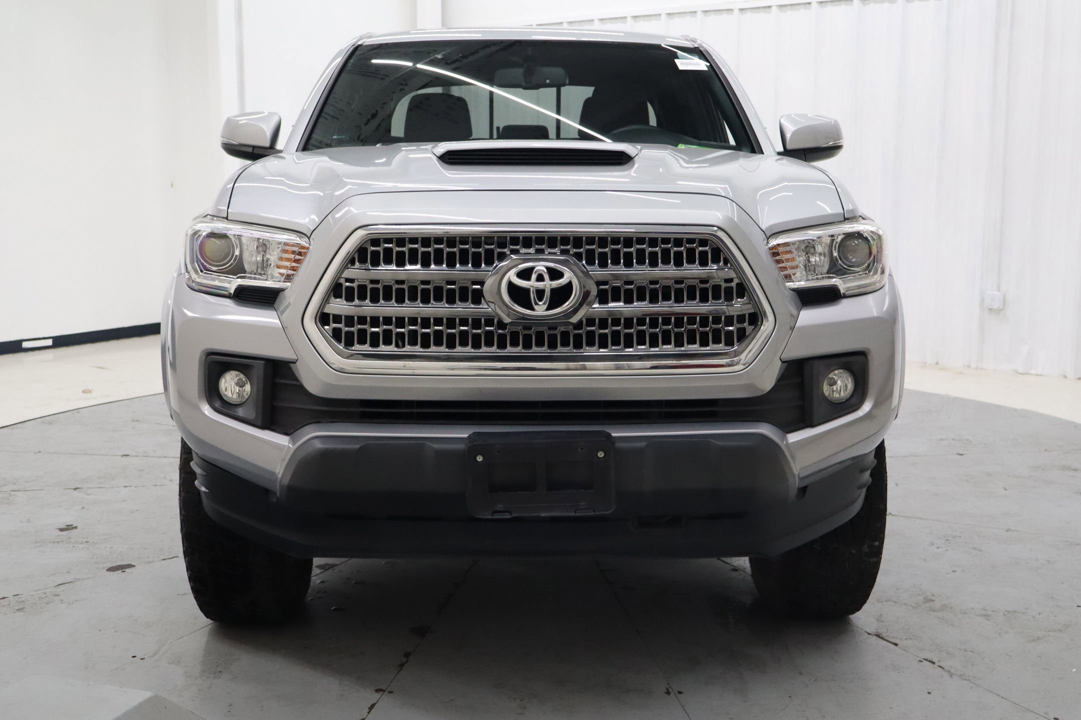 Used 2017 Toyota Tacoma TRD Sport w/ Tow Package image 8