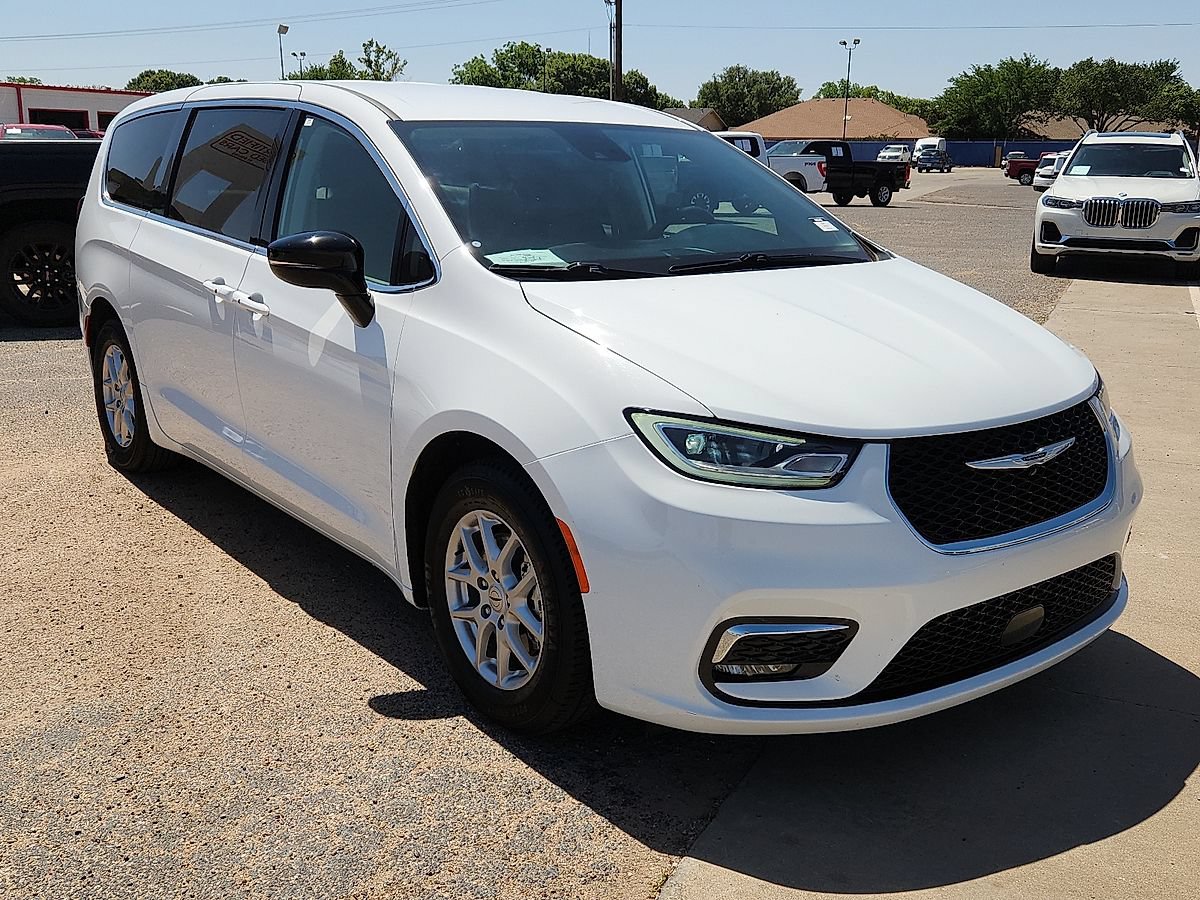 Used 2024 Chrysler Pacifica Touring-L FWD image 4