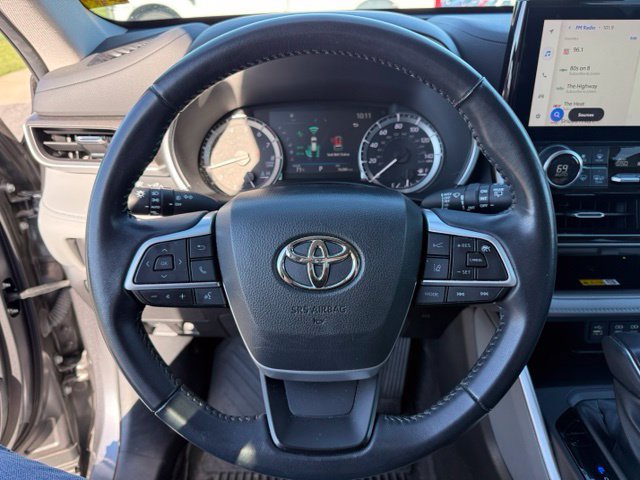 Used 2023 Toyota Highlander XLE FWD image 17