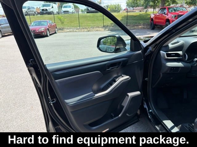 Used 2023 Toyota Highlander LE AWD/4WD image 26