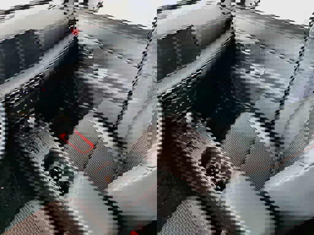 Used 2025 Nissan Kicks SR FWD image 11