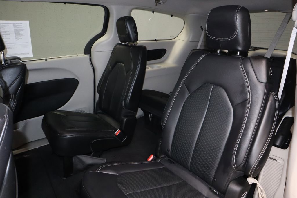 Used 2022 Chrysler Pacifica Touring-L w/ Uconnect Theater Family Group FWD image 22
