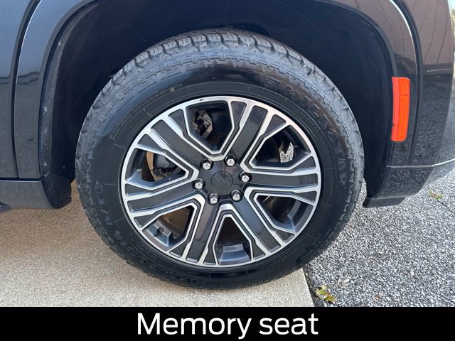 Used 2024 Jeep Wagoneer L Series II w/ Flexible Seating Group RWD image 28