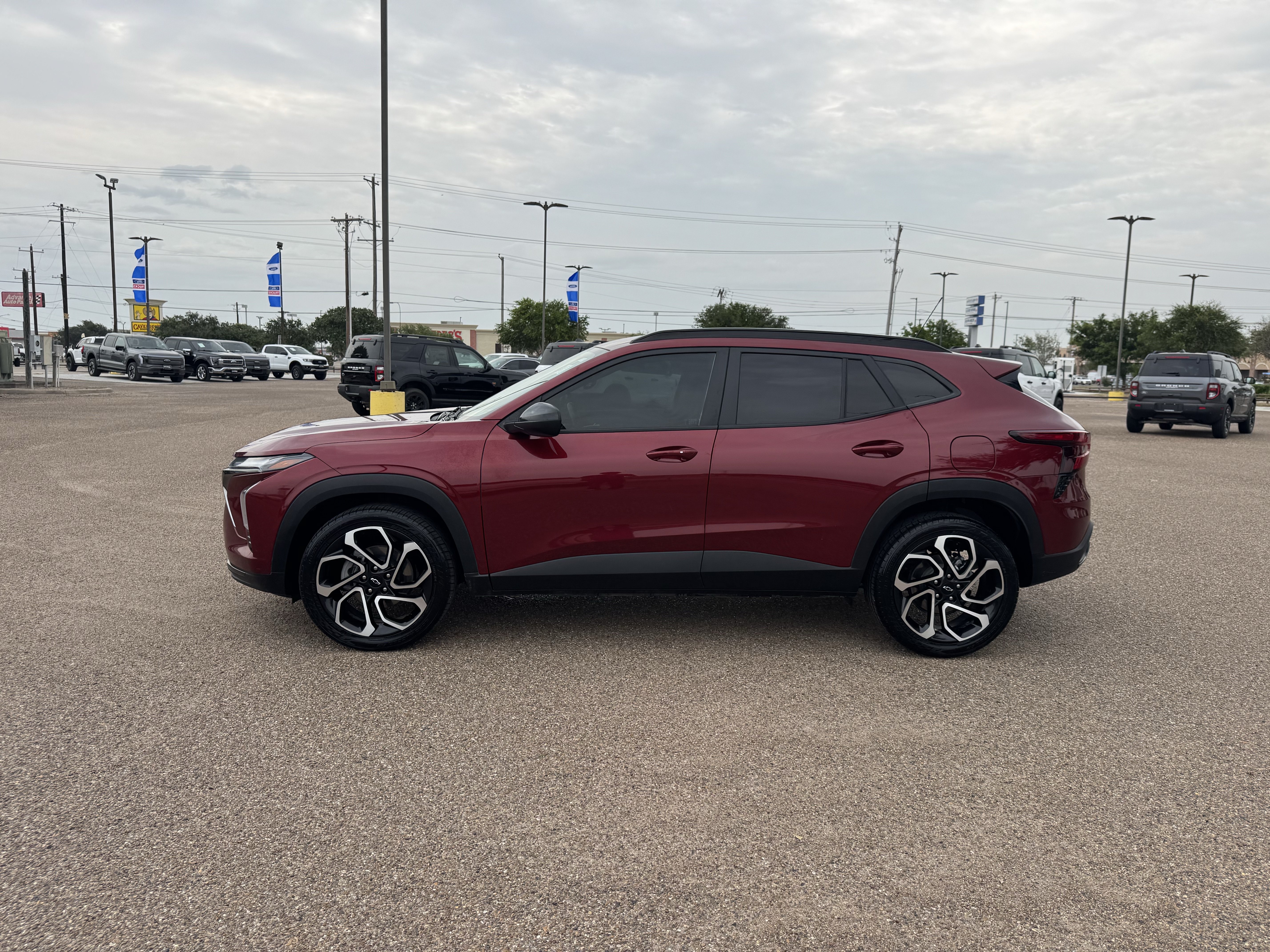 Used 2025 Chevrolet Trax RS w/ Sunroof Package FWD image 2