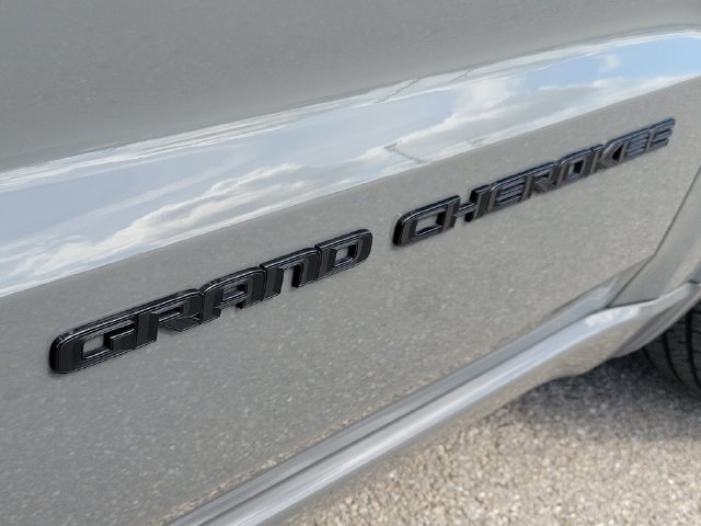 Used 2021 Jeep Grand Cherokee Laredo X AWD/4WD image 11