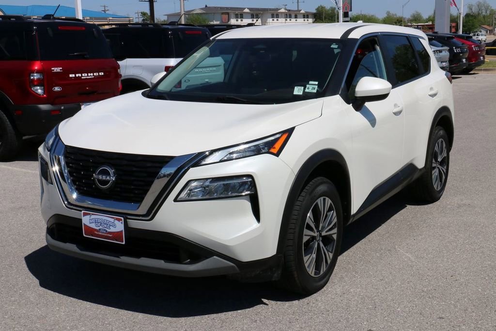 Used 2023 Nissan Rogue SV image 2