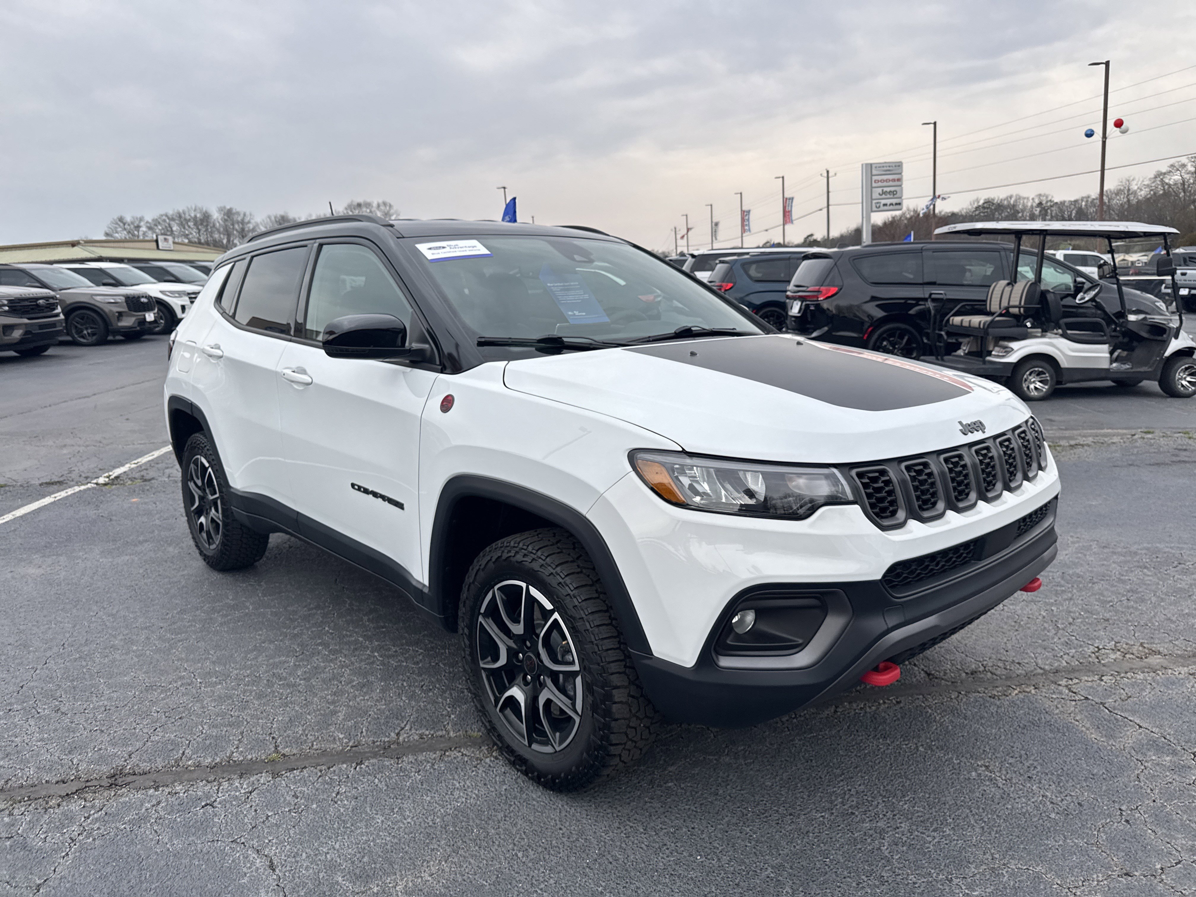 Used 2025 Jeep Compass Trailhawk image 4